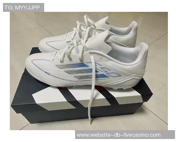 适合各类场地的中端足球鞋推荐让你轻松提升球技与舒适度